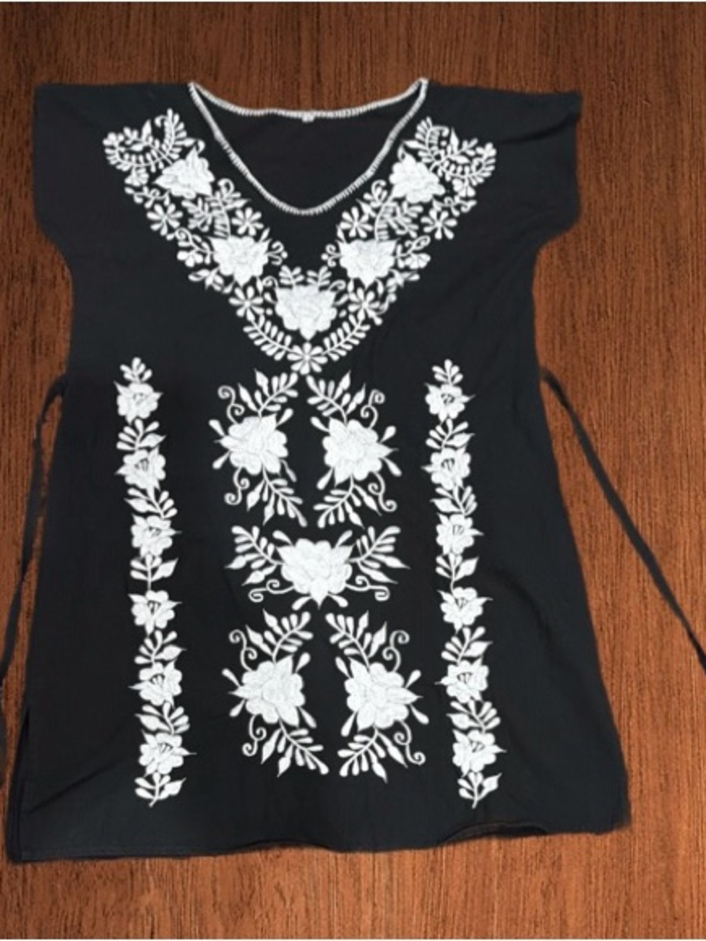 EMBROIDERED tunic/mini dress .BLACK WITH WHITE FLOWERS. SIZE M